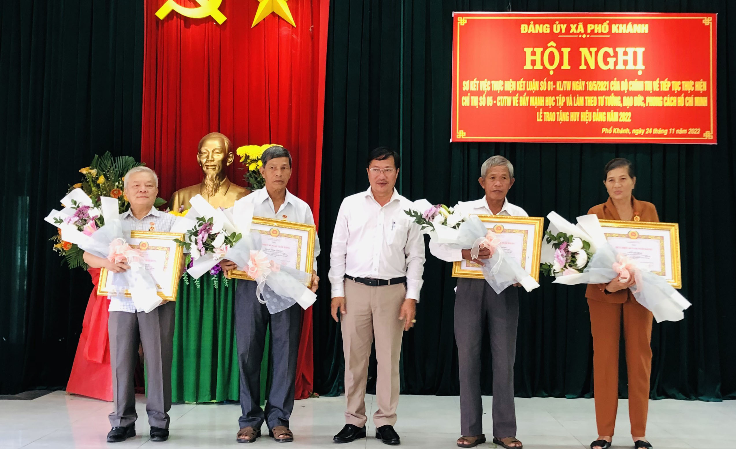 Đảng uỷ xã Phổ Khánh tổ chức Lễ trao tặng huy hiệu Đảng