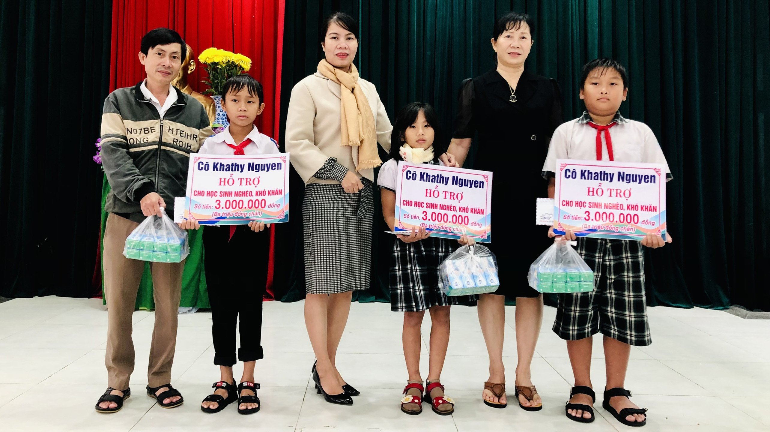 Hội LHPN xã Phổ Khánh: tiếp nhận và trao 03 suất quà cho học sinh nghèo, khó khăn