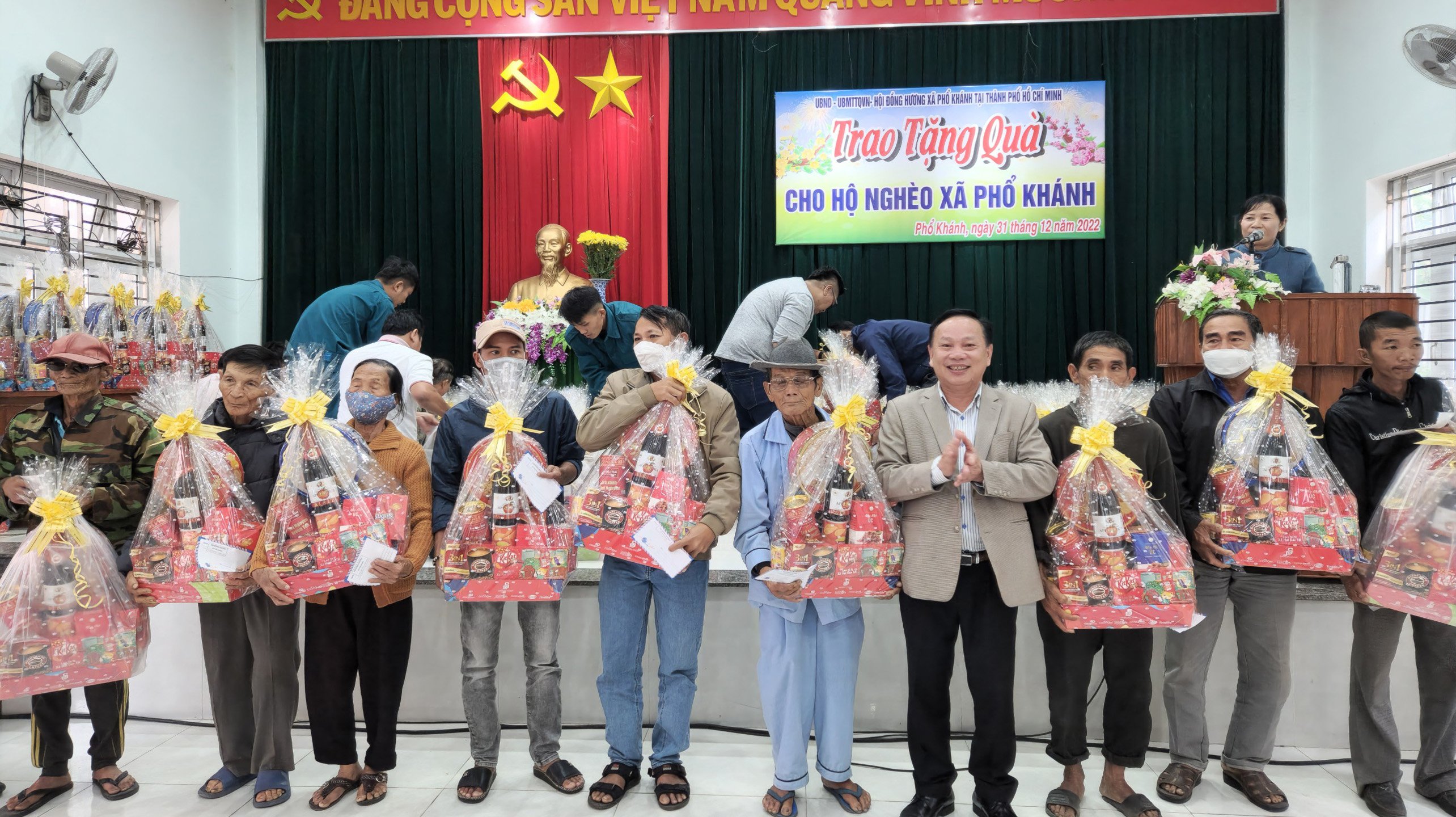 Hội Đồng hương xã Phổ Khánh tại Thành phố Hồ Chí Minh tặng quà cho hộ nghèo xã Phổ Khánh nhân dịp Tết Nguyên đán Quý Mão – 2023
