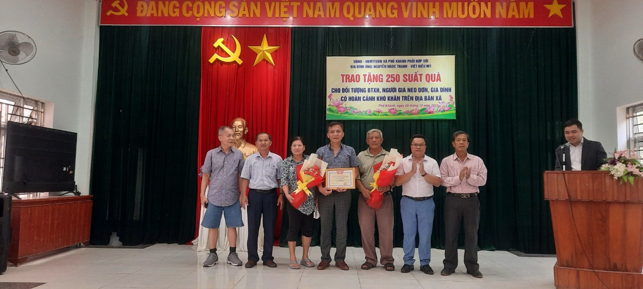 Xã Phổ Khánh tổ chức trao quà cho đối tượng bảo trợ xã hội, người già neo đơn, hộ gia đình có hoàn cảnh khó khăn trên địa bàn.