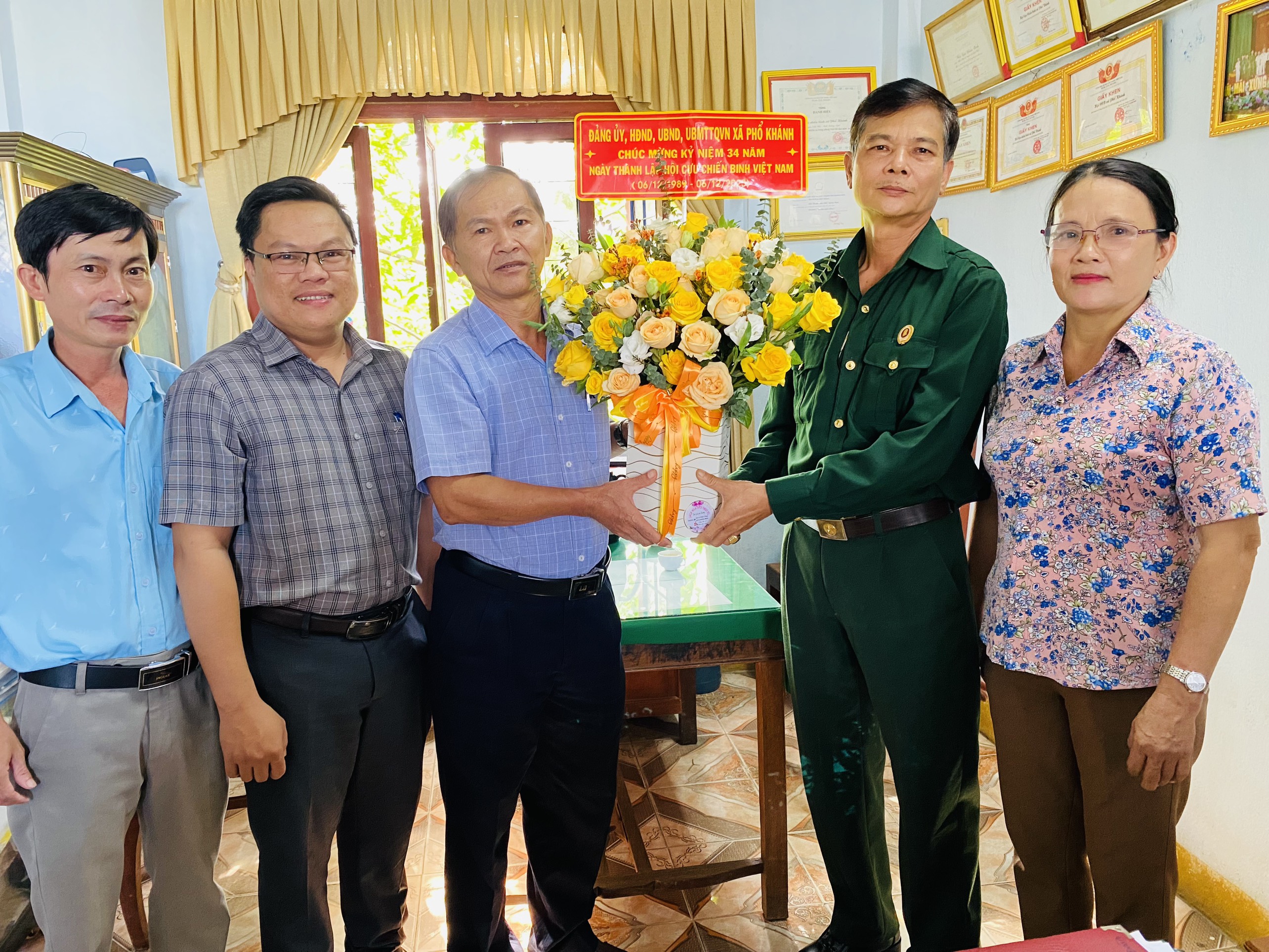 Đảng ủy Phổ Khánh thăm, chúc mừng Hội Cựu chiến binh xã nhân kỷ niệm 34 năm Ngày thành lập Hội Cựu chiến binh Việt Nam