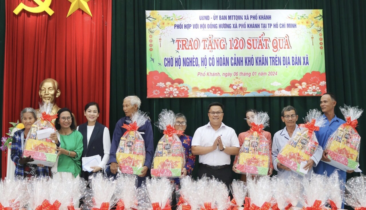 Hội Đồng hương xã Phổ Khánh tại Thành phố Hồ Chí Minh tặng quà cho hộ nghèo, hộ khó khăn xã Phổ Khánh nhân dịp Tết Nguyên đán Nhâm Thìn - 2024