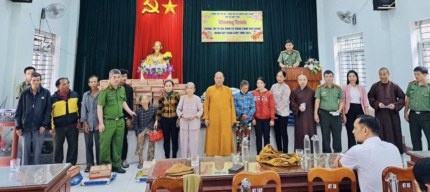 Công an thị xã Đức Phổ và Ban Trị sự Giáo hội Phật giáo Việt Nam thị xã Đức Phổ tổ chức tặng quà nhân dịp tết nguyên đán giáp thìn 2024.