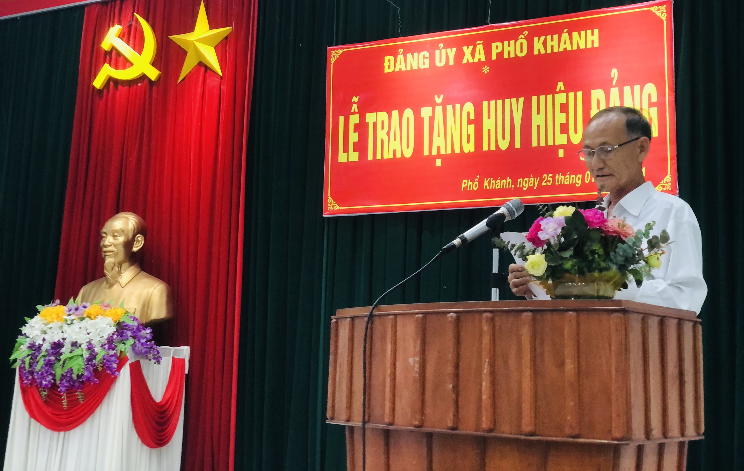 Đảng ủy xã Phổ Khánh tổ chức Lễ trao tặng Huy hiệu Đảng.