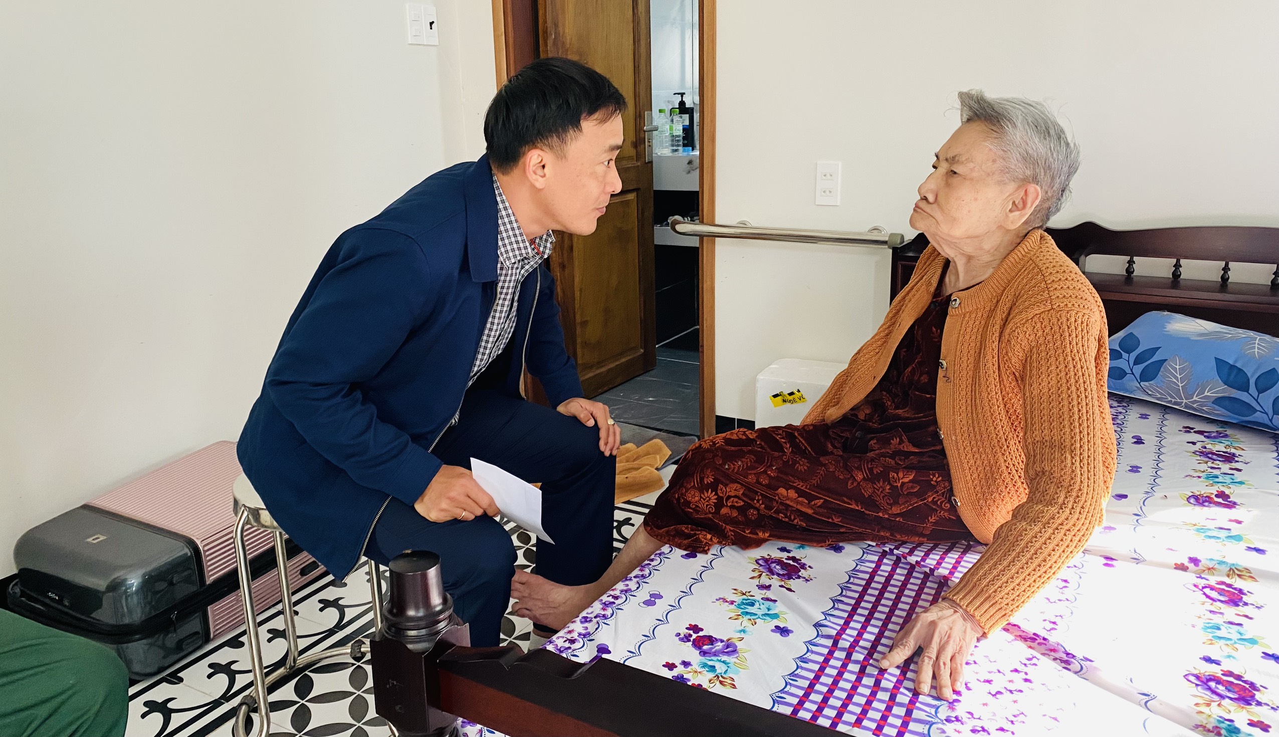 Xã Phổ Khánh thăm, tặng quà gia đình chính sách nhân dịp Tết Nguyên đán Giáp Thìn 2024.
