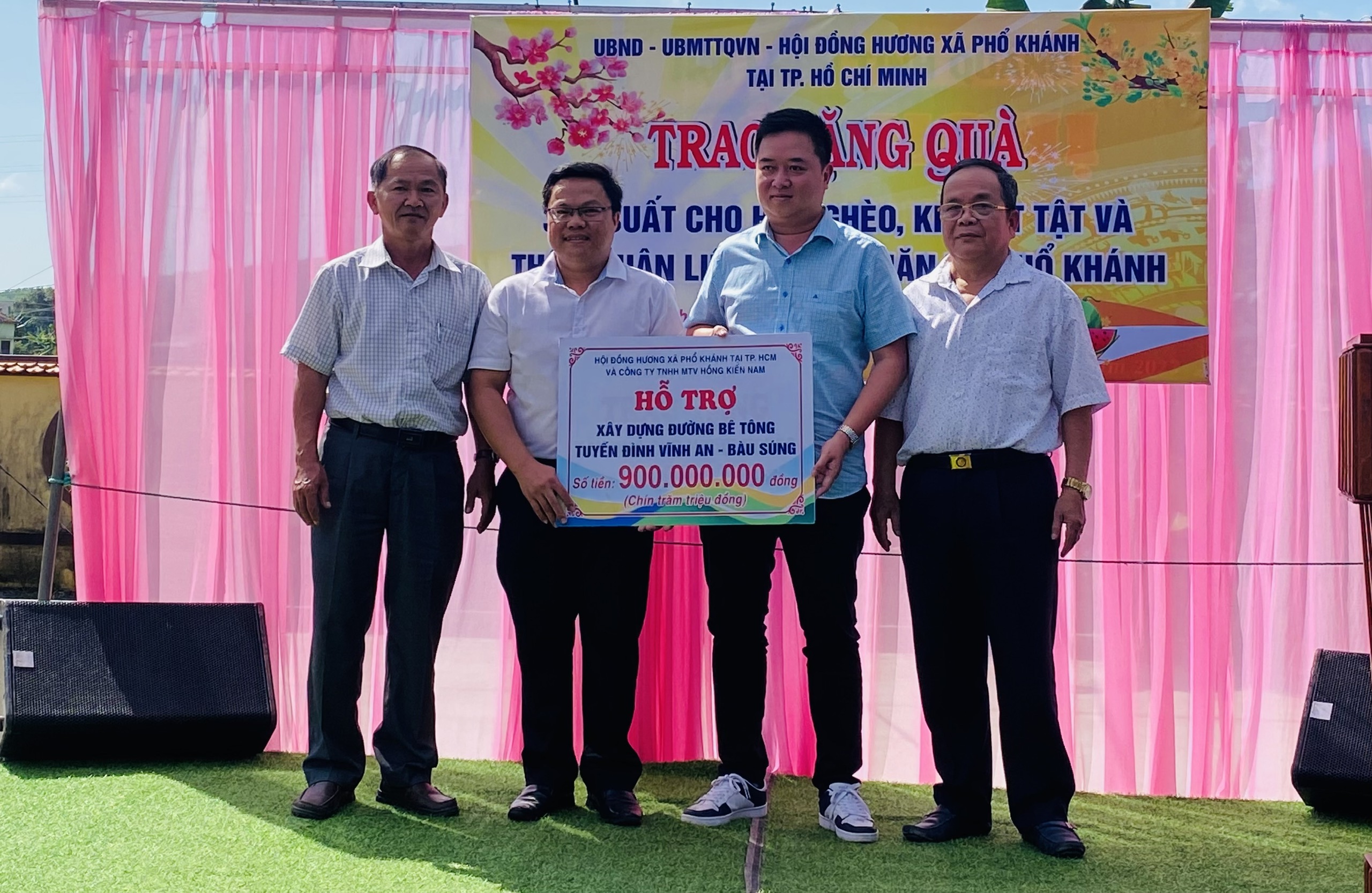Hội đồng hương Phổ Khánh tại Thành phố Hồ Chí Minh tặng 310 phần quà tết cho các hộ nghèo, khuyết tật và thân nhân liệt sỹ khó khăn xã Phổ Khánh.