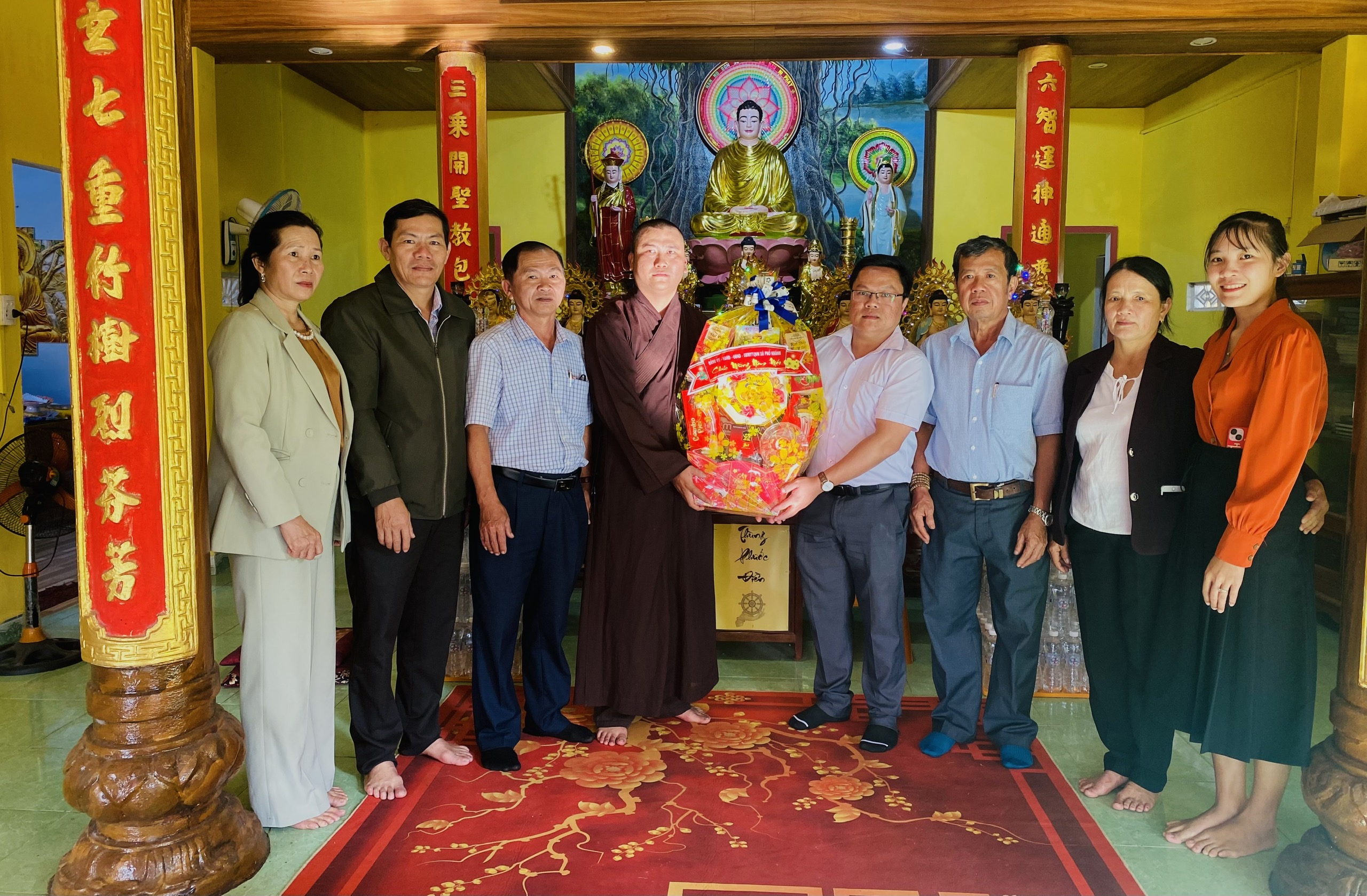Phổ Khánh thăm, tặng quà các cơ sở tôn giáo nhân dịp tết Nguyên Đán Giáp Thìn 2024.