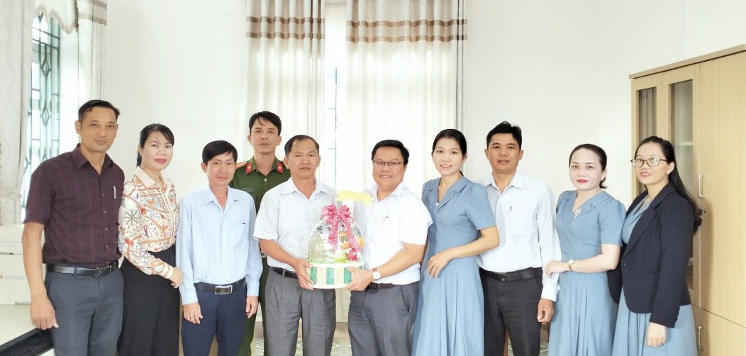 HĐND, UBND, Ủy ban MTTQ Việt Nam xã Phổ Khánh cùng các tổ chức chính trị, xã hội ở thị xã thăm và chúc mừng Đảng uỷ xã nhân kỷ niệm 94 năm ngày thành lập Đảng