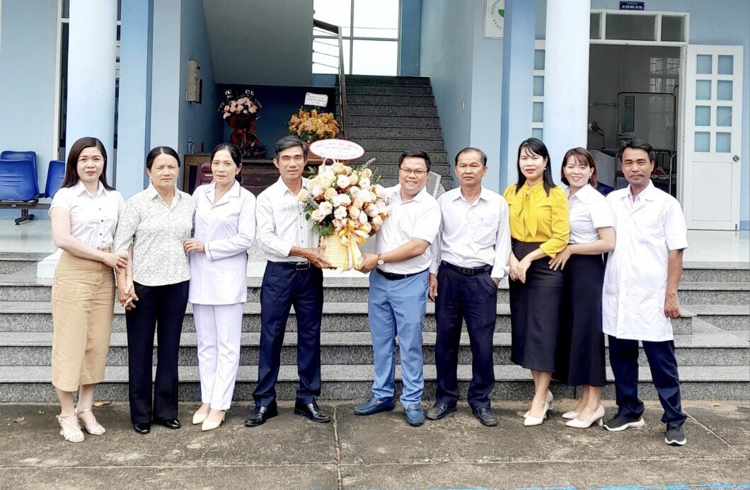 Lãnh đạo xã Phổ Khánh thăm, chúc mừng Trạm Y tế xã Phổ Khánh nhân kỷ niệm 69 năm Ngày Thầy thuốc Việt Nam