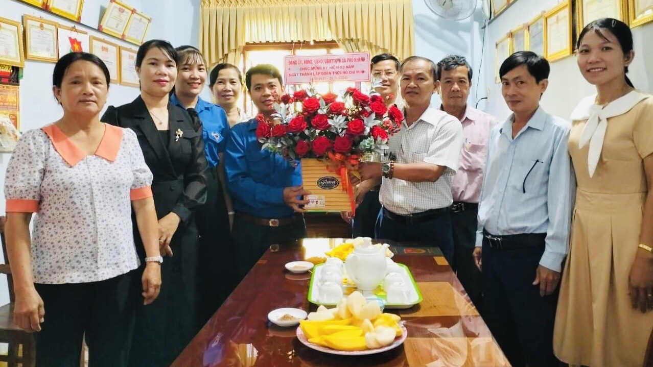Lãnh đạo xã Phổ Khánh thăm, chúc mừng Đoàn Thanh niên xã nhân 93 năm Ngày thành lập Đoàn Thanh niên Cộng sản Hồ Chí Minh