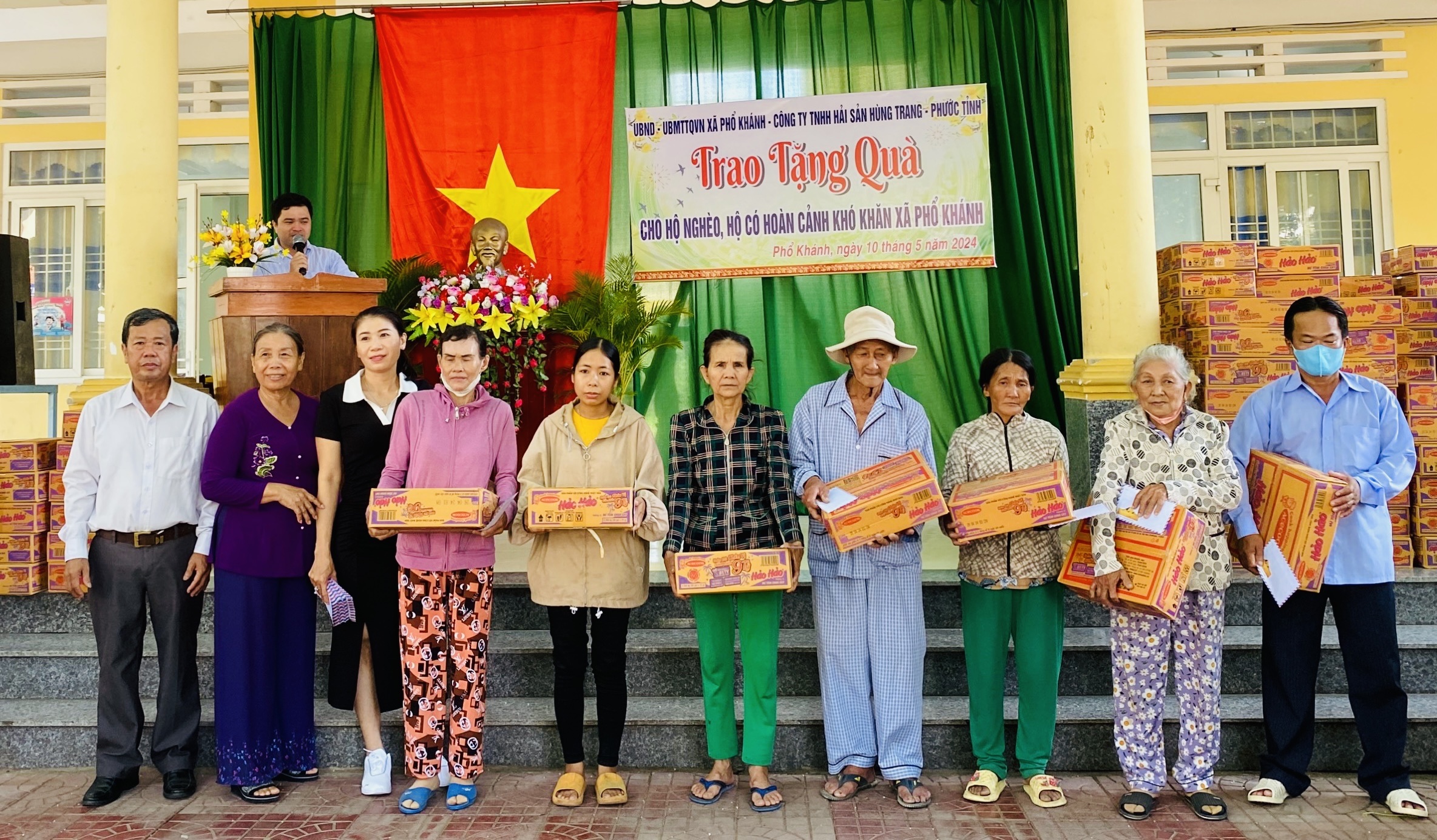 Công ty TNHH Hải Sản Hùng Trang, xã Phước Tỉnh tặng quà cho hộ nghèo, hộ có hoàn cảnh khó khăn trên địa bàn xã Phổ Khánh.