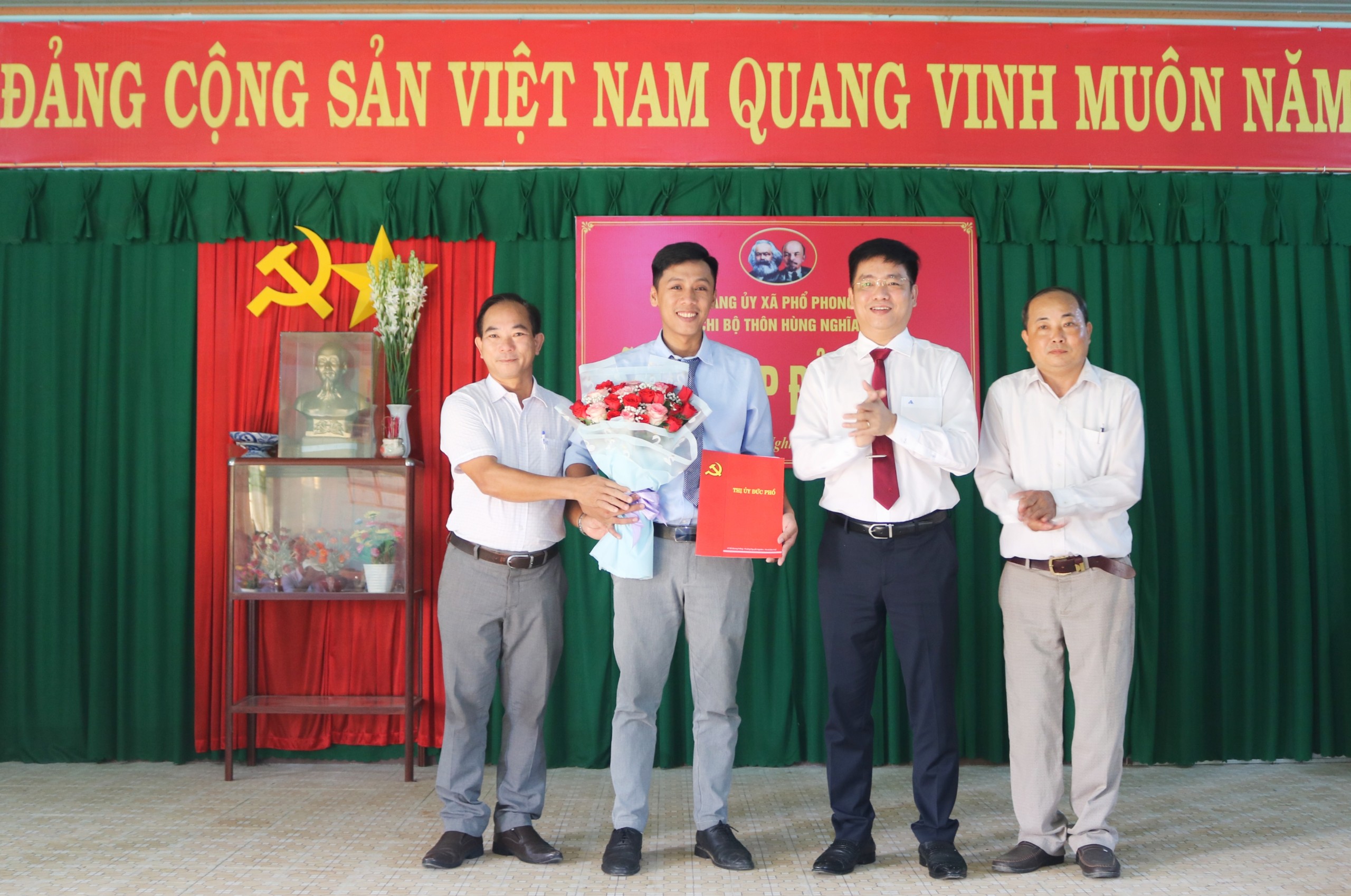 Chi bộ thôn Hùng Nghĩa kết nạp đảng viên mới là chủ doanh nghiệp