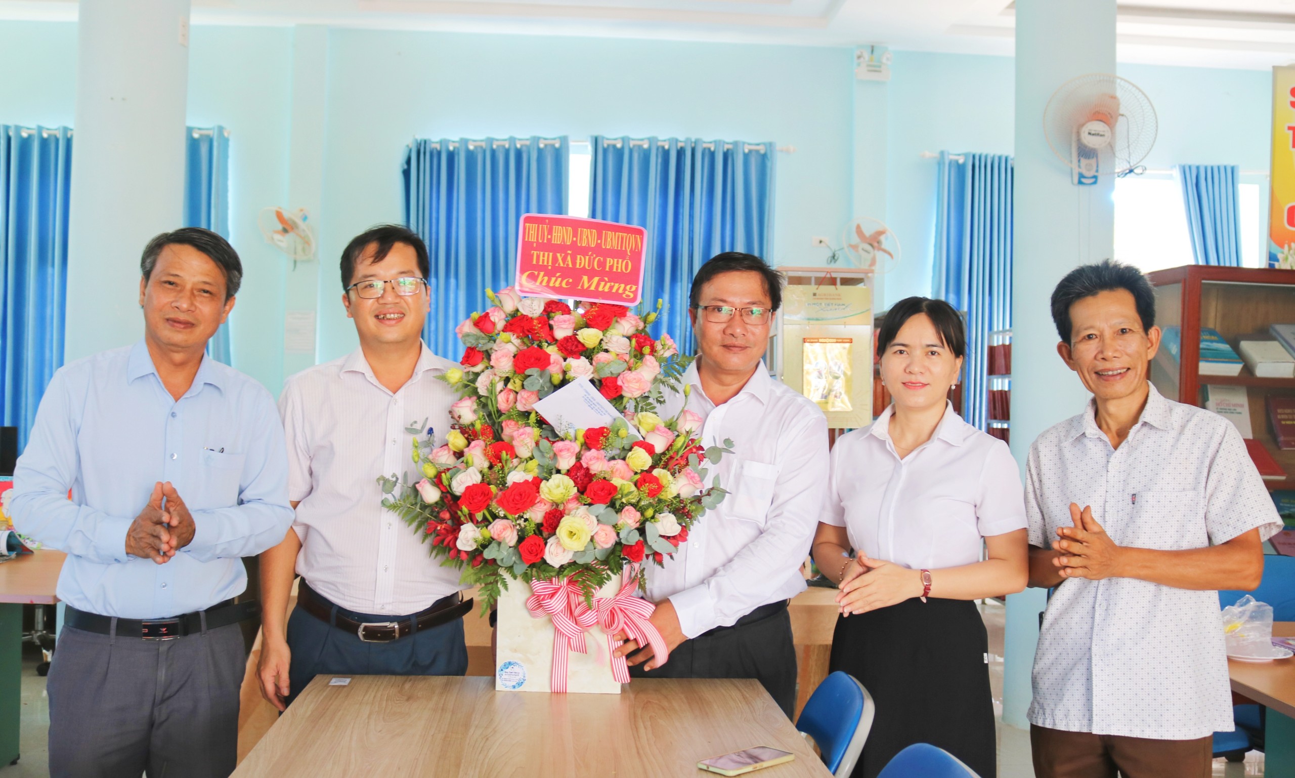 Lãnh đạo thị xã Đức Phổ thăm, chúc mừng Trung tâm TT-VH-TT thị xã nhân Ngày Báo chí cách mạng Việt Nam