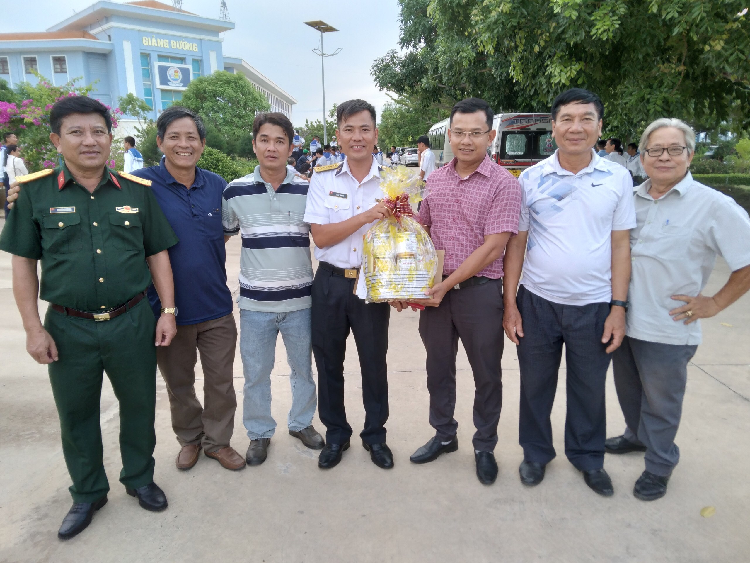 Phường Nguyễn Nghiêm thăm chiến sĩ mới tại Trung tâm huấn luyện Vùng 4 Hải Quân.